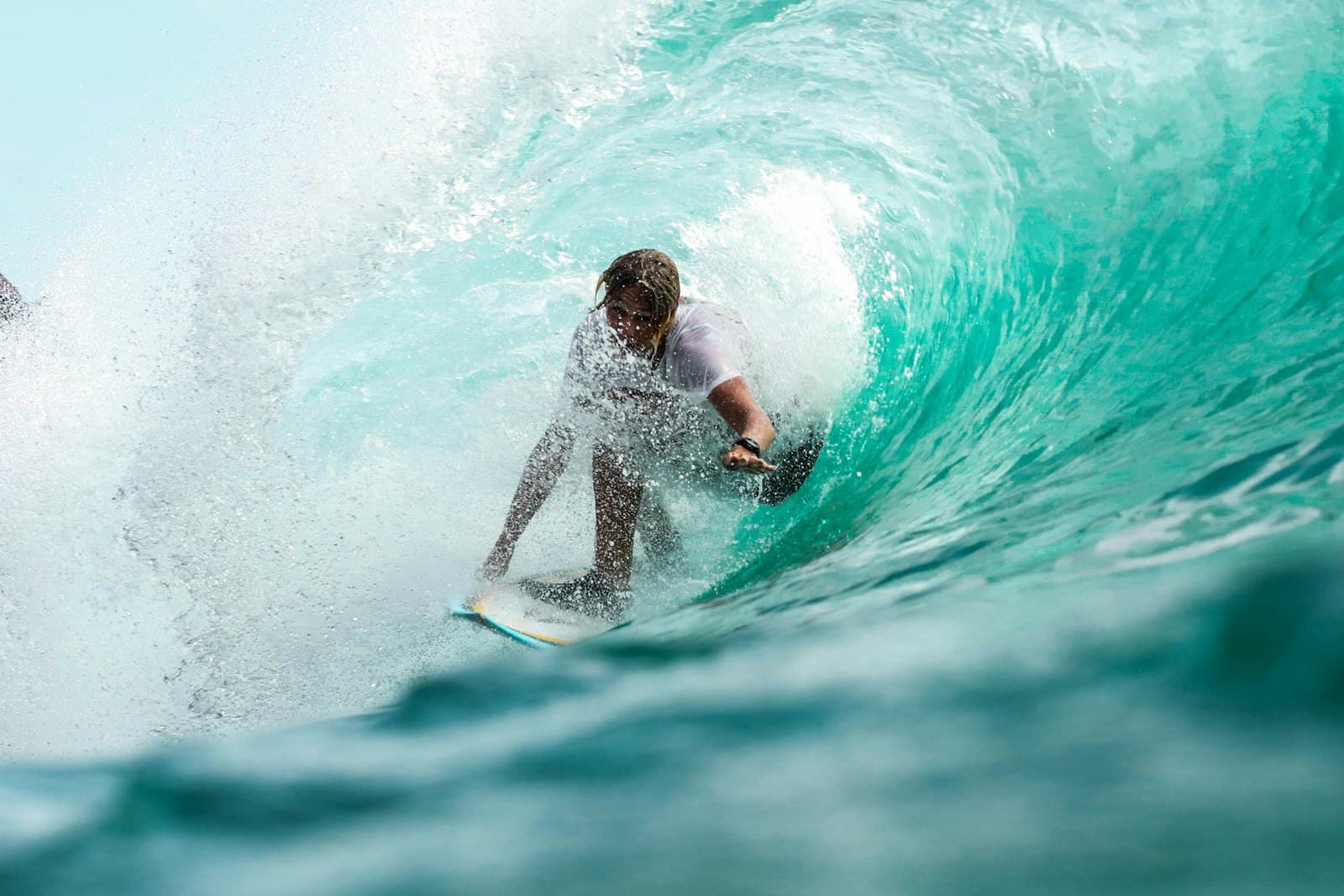 Surfer auf einer Welle im Atlantik