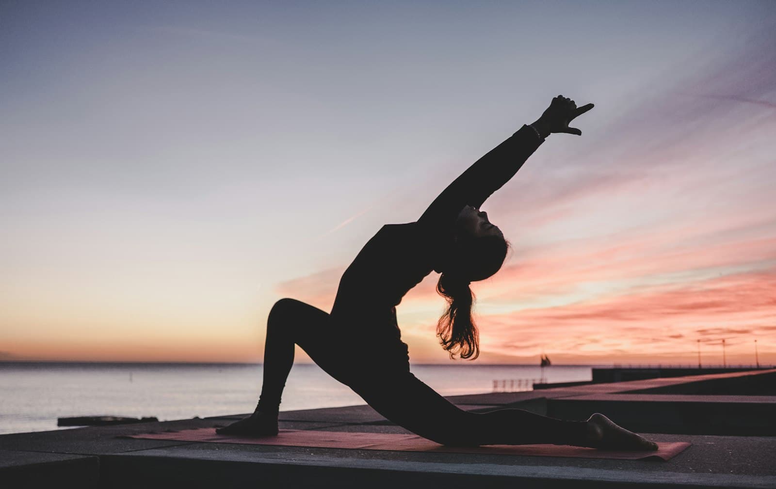 Yoga-Praxis im Freien bei ruhigem Morgenlicht